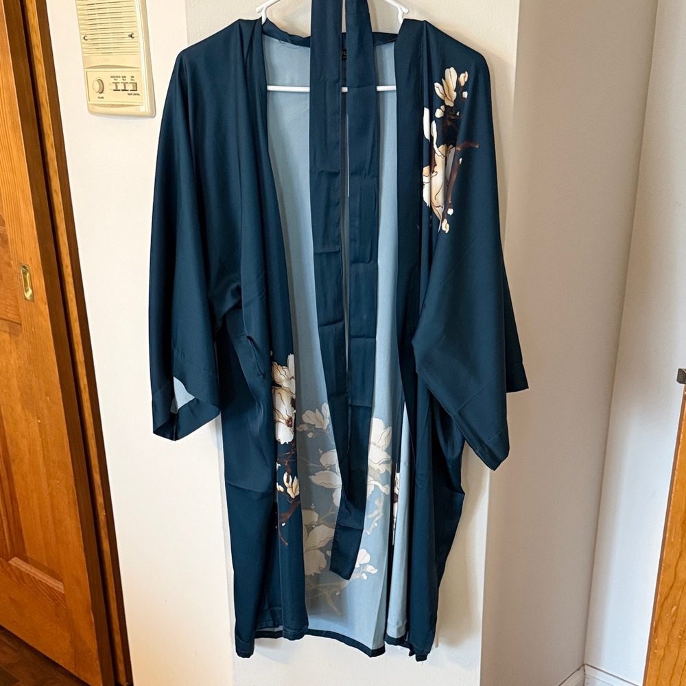 Elegant Floral Kimono Robe